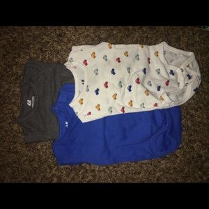 3/$15 H&M’s long sleeve onesie bundle of 3